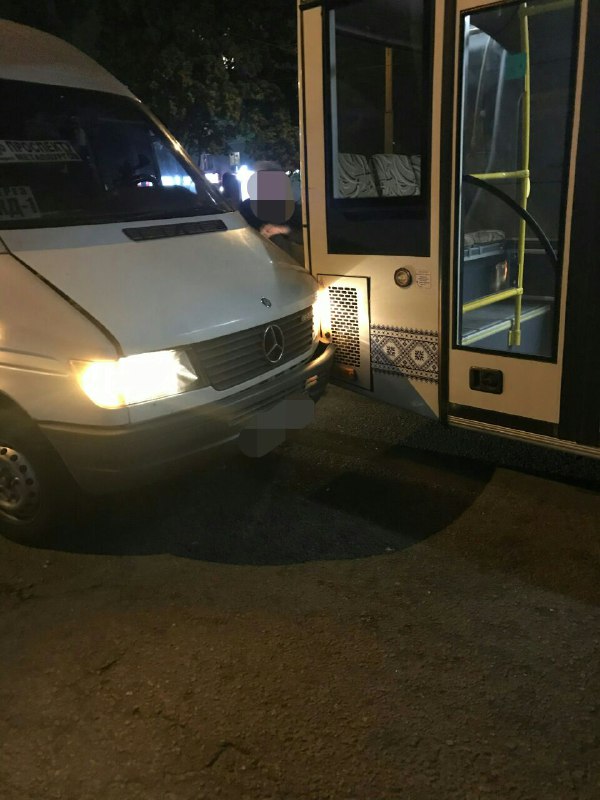 В Запорожье случилась авария с маршруткой и автобусом (ФОТО)