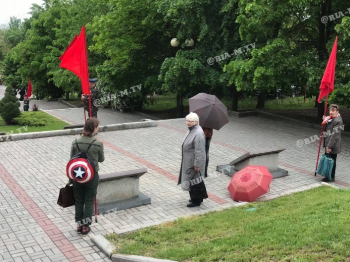В Запорожской области на улицу вышли люди с советскими флагами (ВИДЕО, ФОТО)