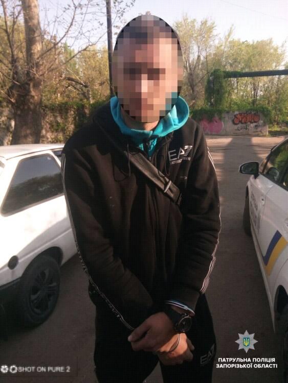 В Запорожье полицейские остановили на улице вооруженного парня (ФОТО)
