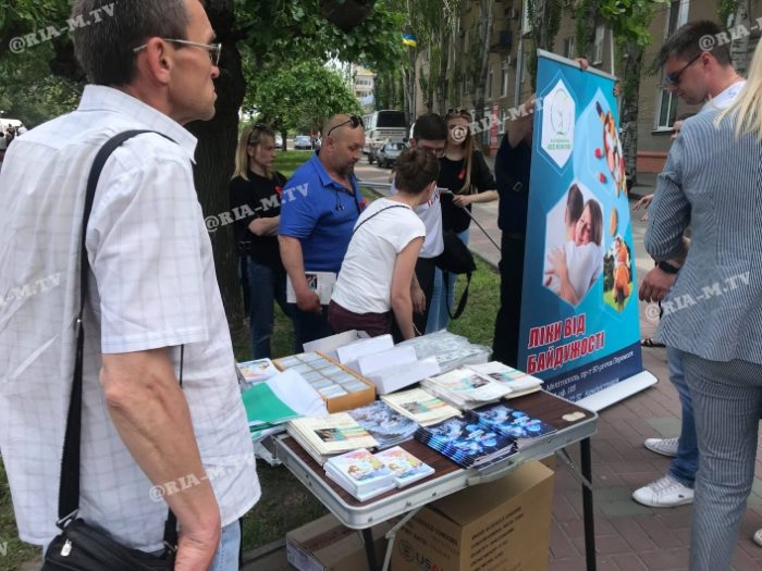 В Запорожской области горожанам на улице раздавали презервативы (ВИДЕО, ФОТО)