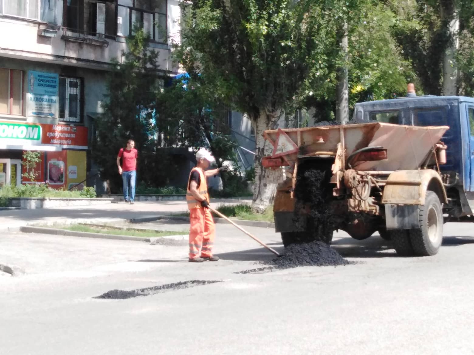 В центре Запорожья ремонтируют дороги (ФОТО)
