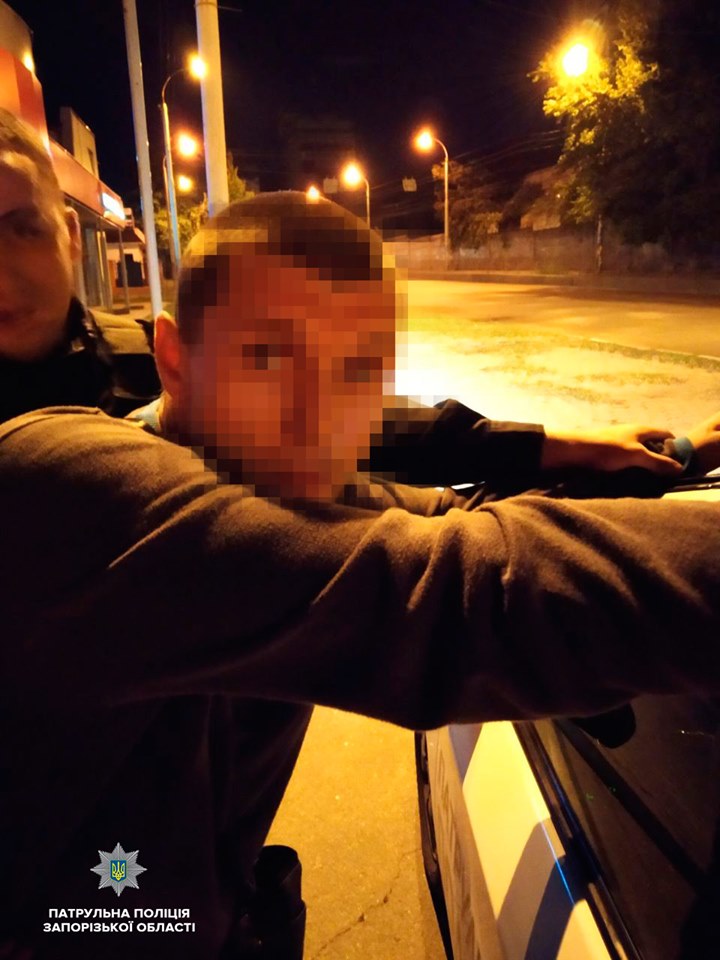 В центре Запорожья ночью произошло разбойное нападение на мужчину (ФОТО)
