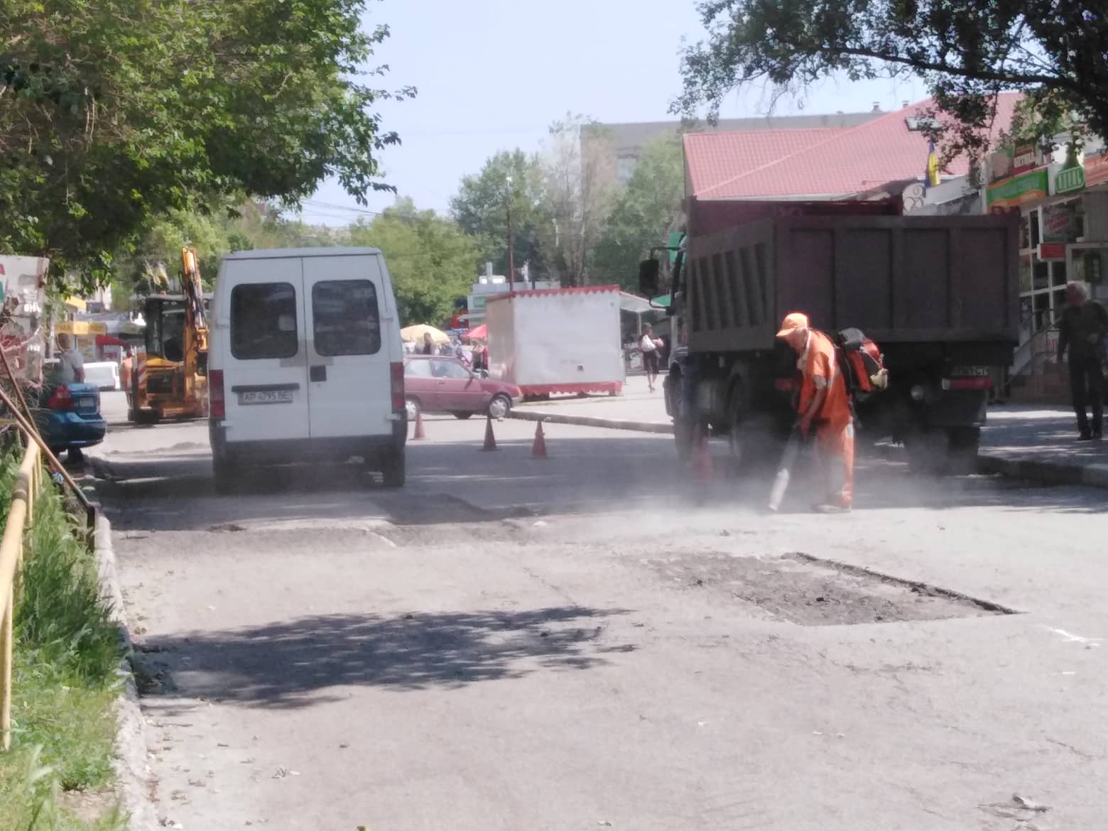 В центре Запорожья ремонтируют дороги (ФОТО)