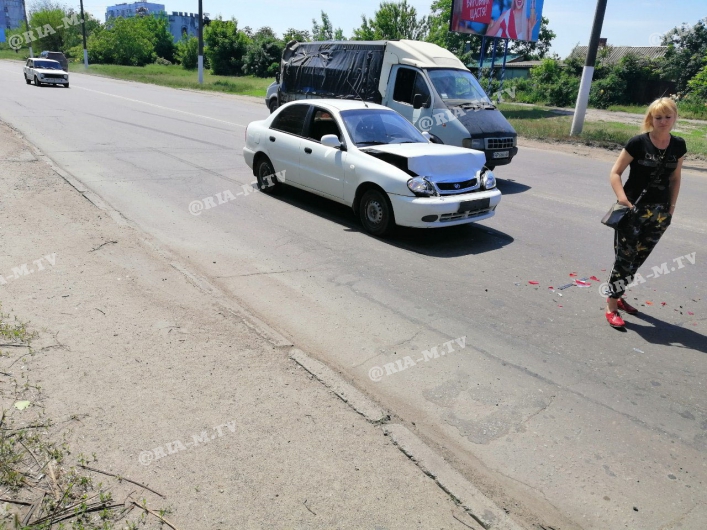 В Запорожской области автоледи на "Ланосе" врезалась в бензовоз и скрылась с места ДТП (ФОТО)