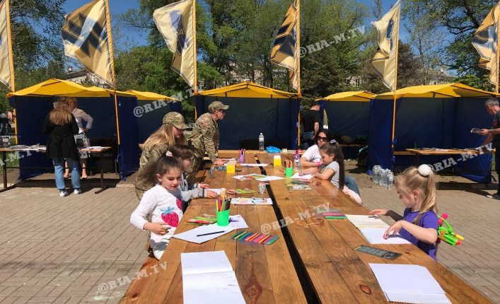 На побережье Азовского моря отдыхающие заметили военную технику (ВИДЕО, ФОТО)