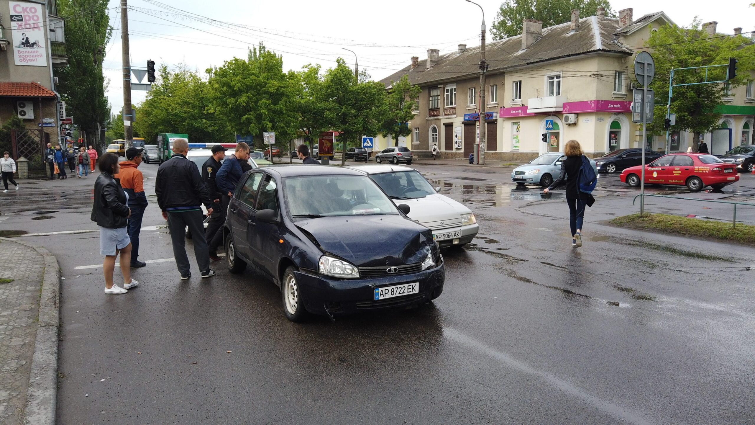 На запорожском курорте не разминулись легковушки (ФОТО, ВИДЕО) 1 На запорожском курорте не разминулись легковушки (ФОТО, ВИДЕО)