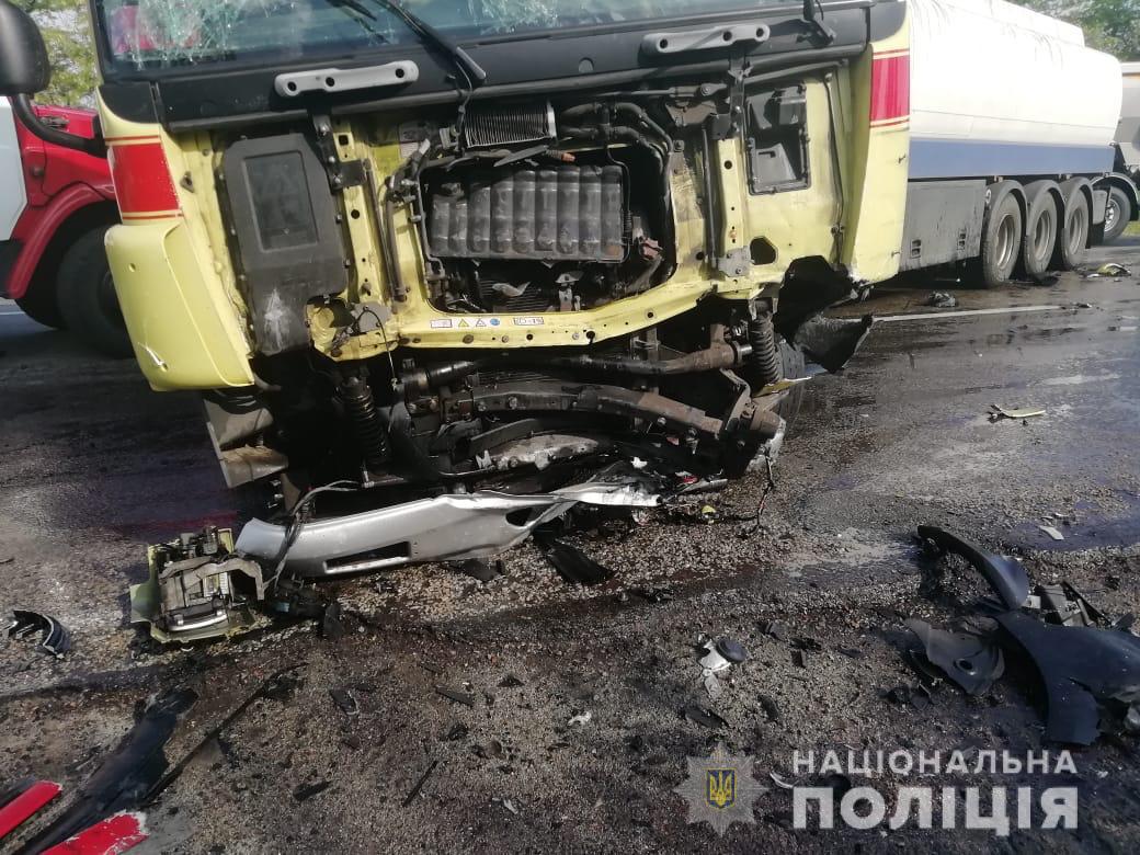 На трассе в Запорожской области легковушка влетела под фуру: есть погибшие (ФОТО)