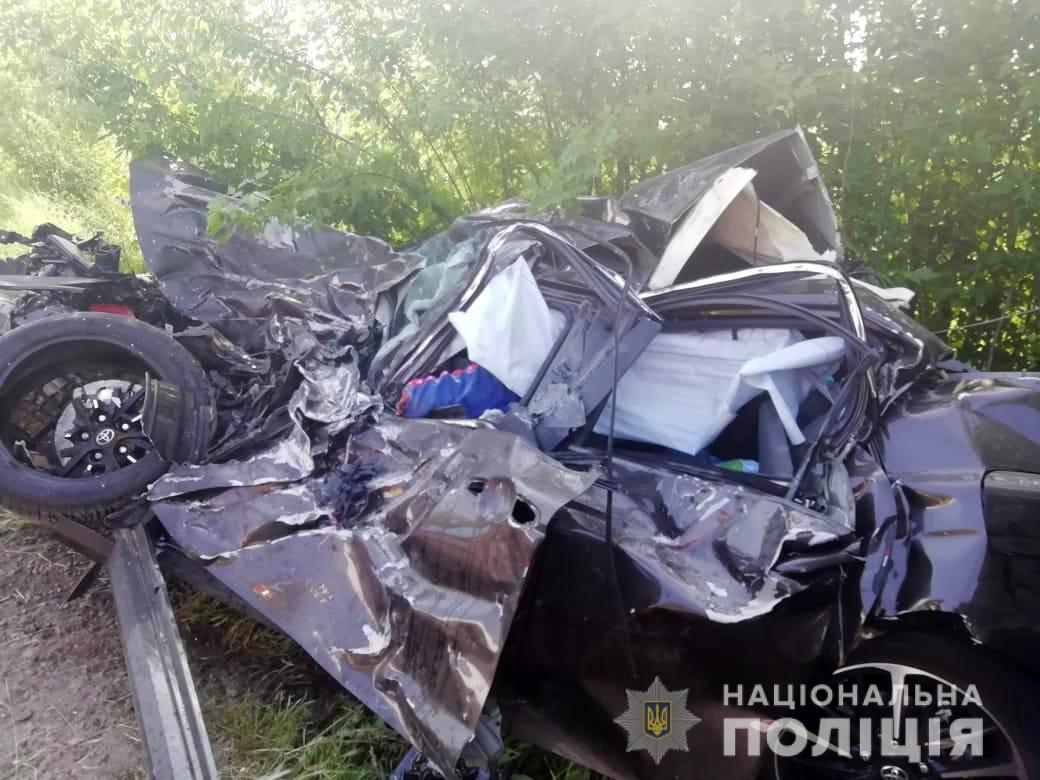 На трассе в Запорожской области легковушка влетела под фуру: есть погибшие (ФОТО)