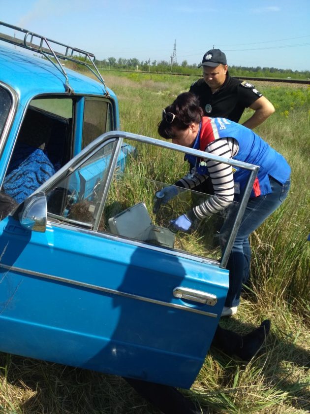 На трассе под Запорожьем местные жители нашли в кювете авто с мужчиной без сознания (ФОТО)