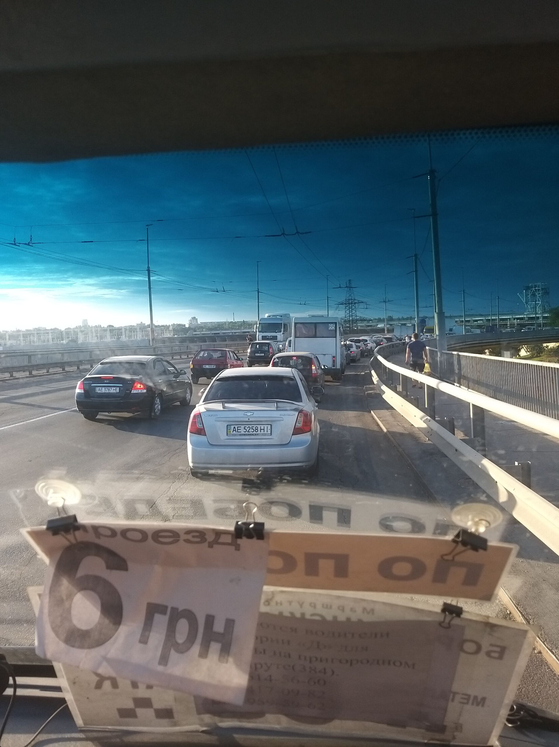 Воскресный вечер по запорожски: автомобили на плотине ДнепроГЭС застряли в пробке, пассажиры маршруток идут пешком (ФОТО) 1 Воскресный вечер по запорожски: автомобили на плотине ДнепроГЭС застряли в пробке, пассажиры маршруток идут пешком (ФОТО)