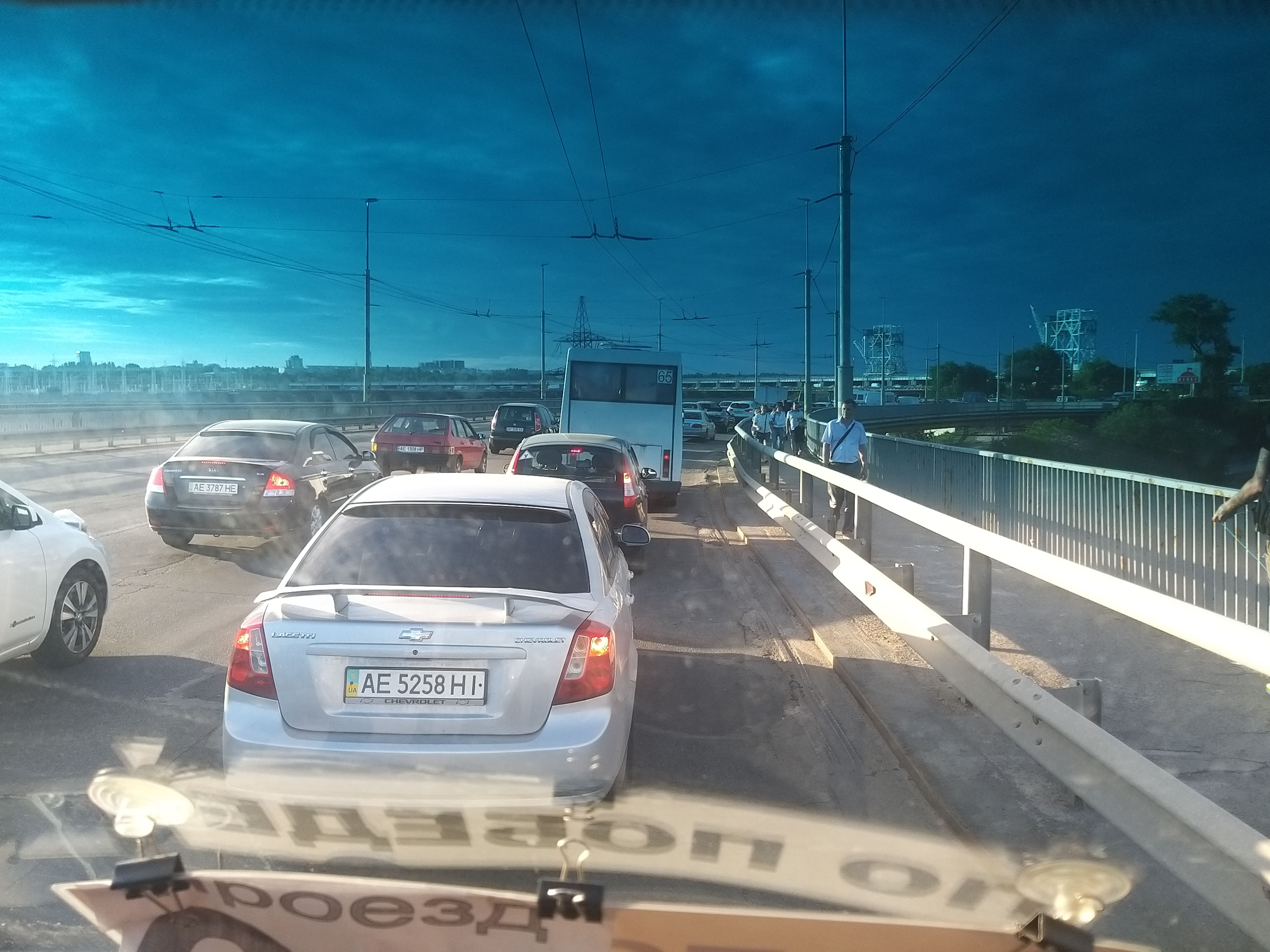 Воскресный вечер по запорожски: автомобили на плотине ДнепроГЭС застряли в пробке, пассажиры маршруток идут пешком (ФОТО)