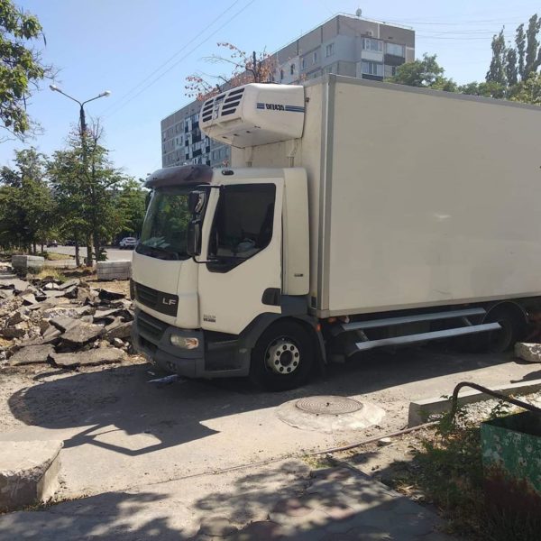 В Запорожской области грузовик провалился в яму на новой дороге (ФОТО)