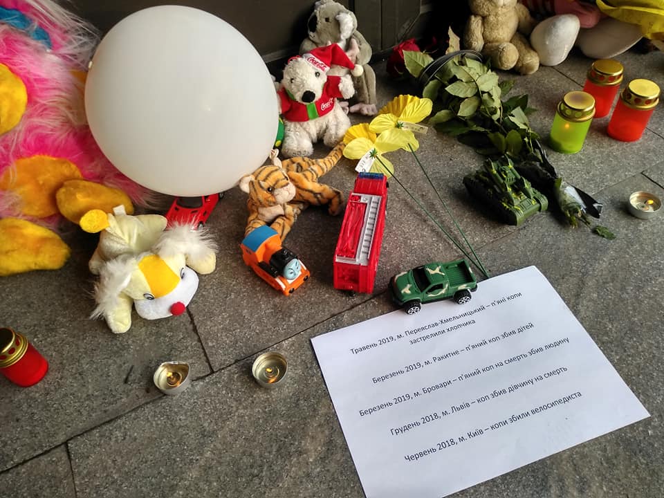 Дети не мишень: в Запорожье под стенами ГУ Нацполиции прошел митинг в связи с убийством пьяными полицейскими 5-летнего мальчика (ФОТО)