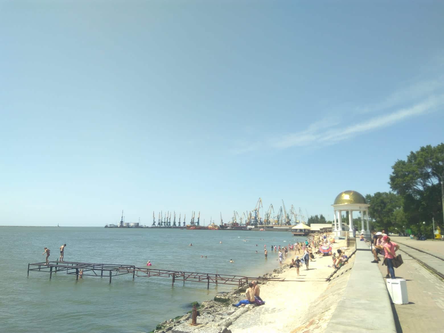Шторм на Азовском море не напугал отдыхающих (ФОТО, ВИДЕО)