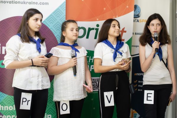Запорожские школьницы разработали мобильное приложение, призванное накормить весь мир (ФОТО)