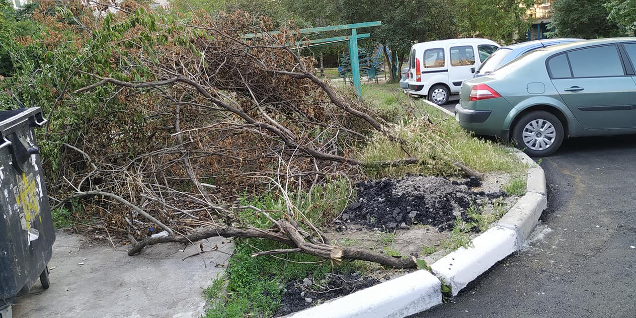 Дорожные ремонтники в Запорожье оставляют после себя неприятные сюрпризы (ФОТО)