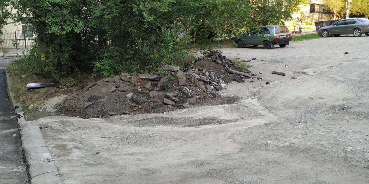 Дорожные ремонтники в Запорожье оставляют после себя неприятные сюрпризы (ФОТО)