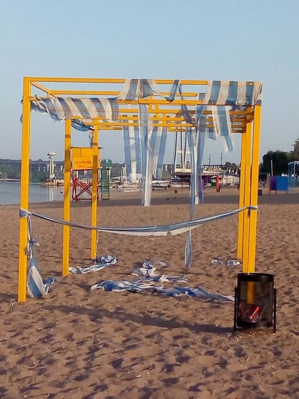Центральный пляж в Запорожье терпит первые потери (ФОТО)