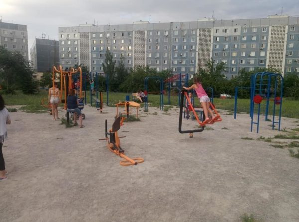 Запорожские школьники устроили недетские игры на одной из спортивных площадок (ФОТО)