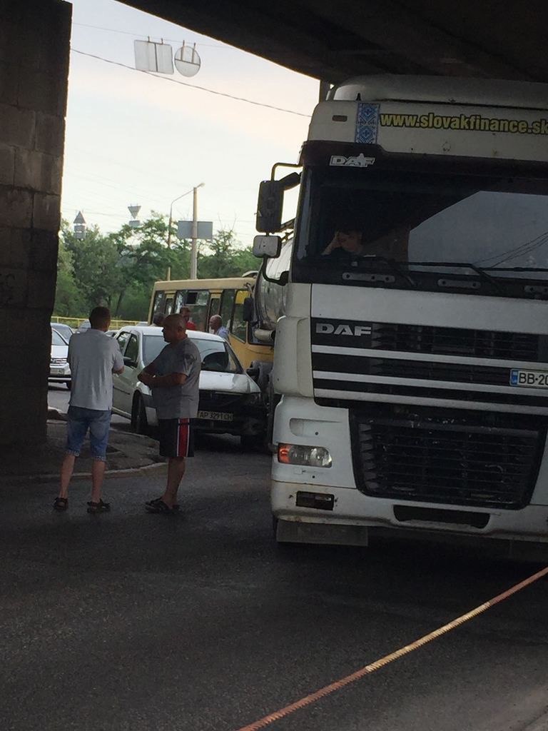Пробка на запорожских мостах: машины сдают назад (ФОТО)