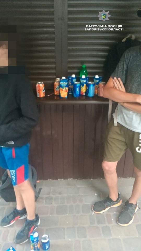 В Запорожье трое молодых парней украли 15 банок газировки