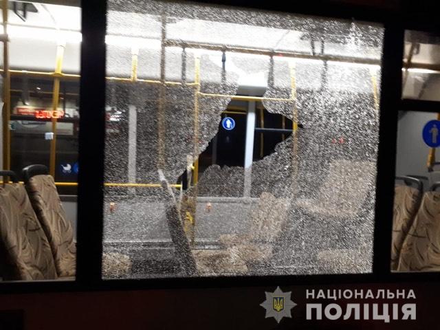 В Запорожье разыскивают вандалов, которые закидали камнями автобус с пассажирами (ФОТО)