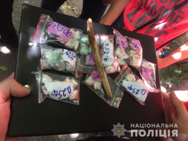 Молодая запорожанка распространяла нелегальные "конфеты" (ФОТО)