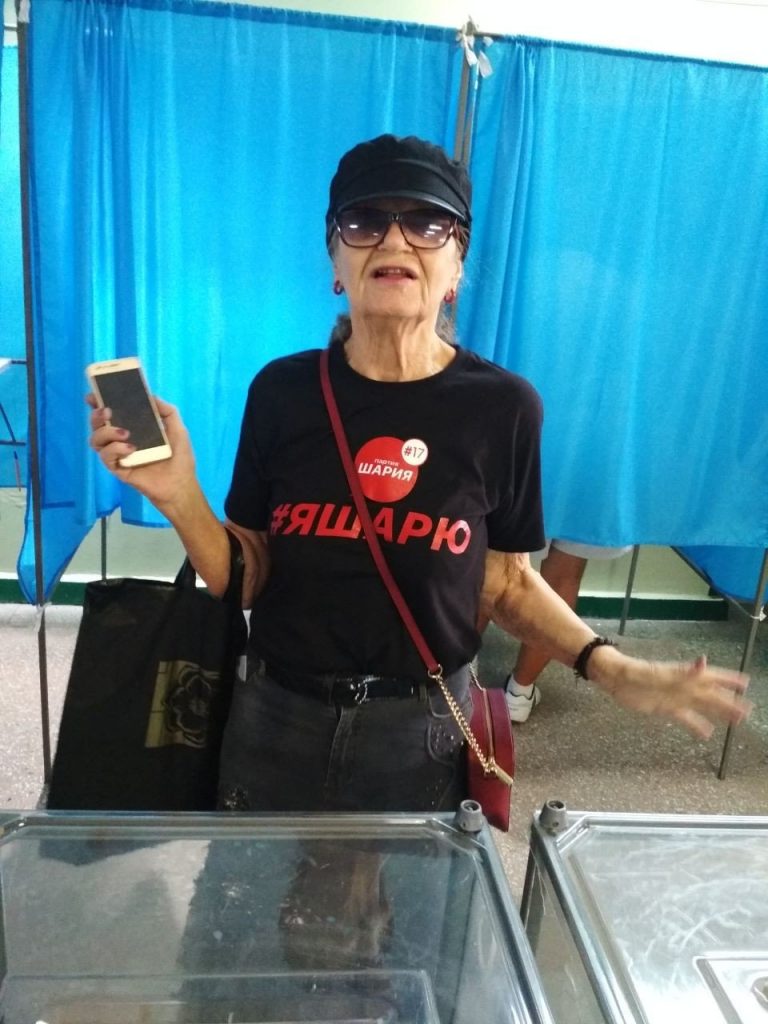 Активная бабушка из Запорожья устроила агитацию прямо на избирательном участке (ФОТО)