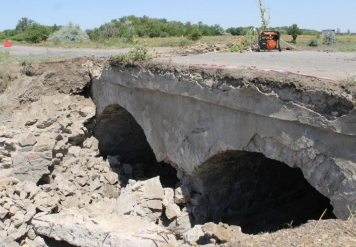 В Запорожской области обвалился мост (ФОТО)