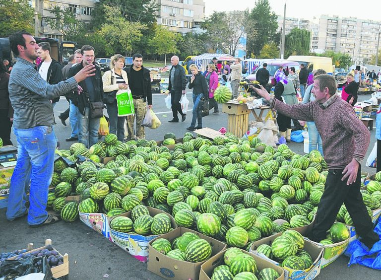 Продавец арбузов фото