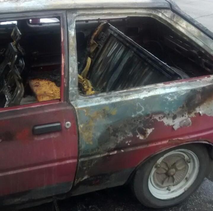В Запорожье вспыхнул автомобиль (ФОТО)