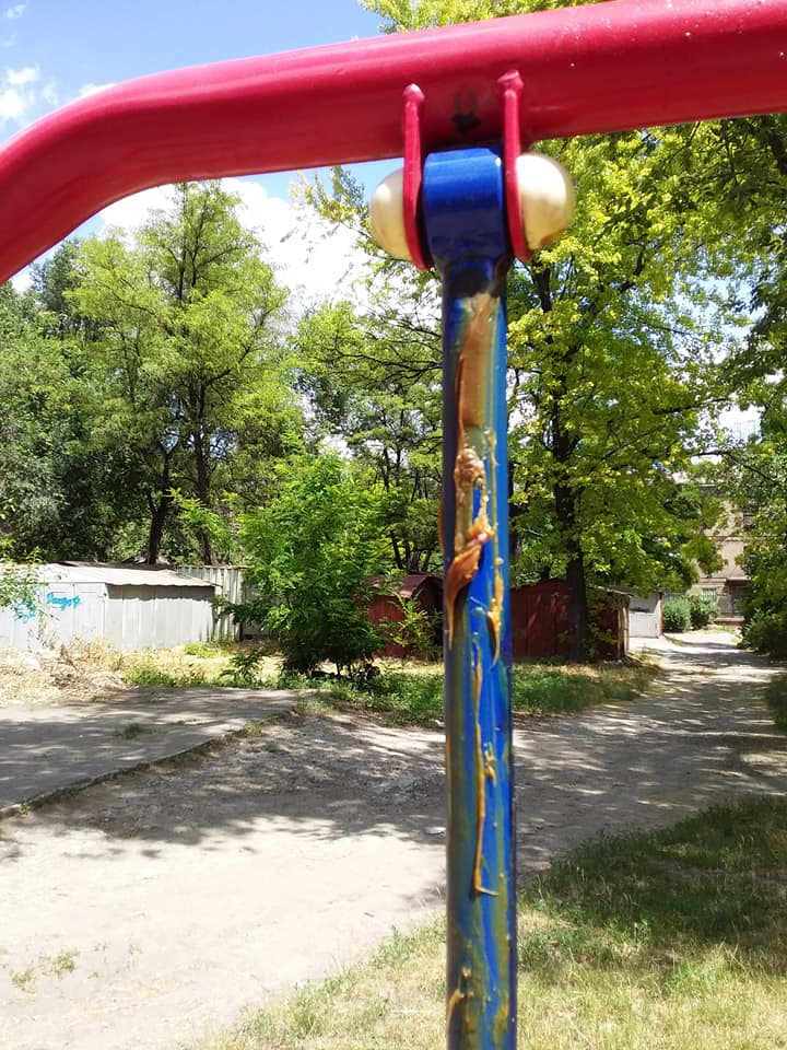Запорожским детям оставили неприятный сюрприз на детской площадке (ФОТО)