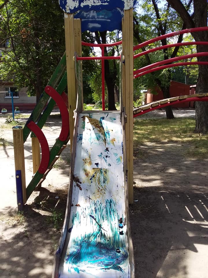 Запорожским детям оставили неприятный сюрприз на детской площадке (ФОТО)