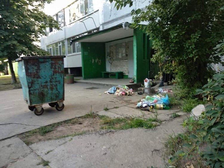 В Запорожской области женщина получила травму из-за неисправного мусорного контейнера (ФОТО)