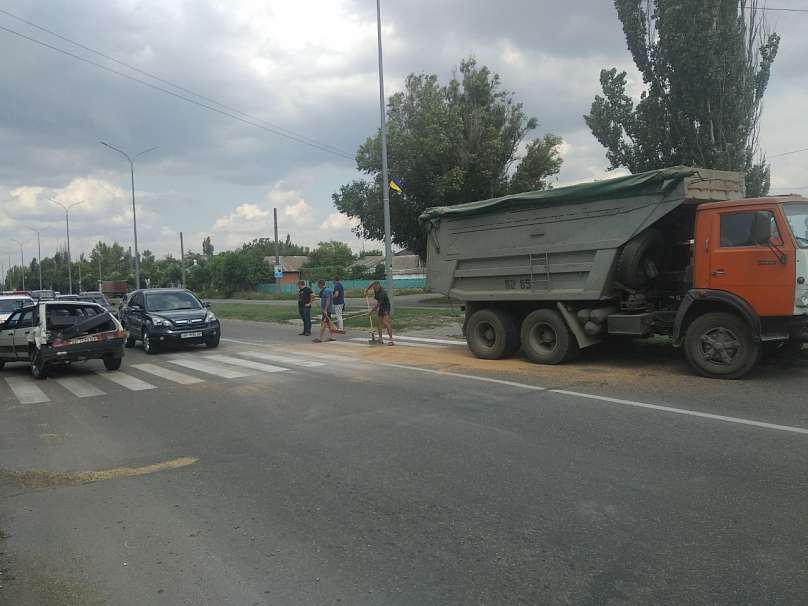 В Запорожской области грузовик не поделил дорогу с легковушкой (ФОТО)