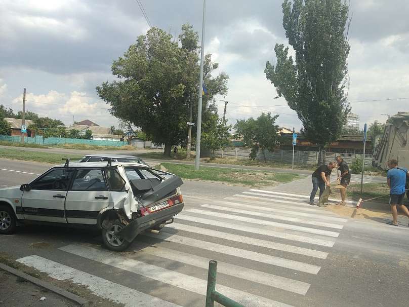 В Запорожской области грузовик не поделил дорогу с легковушкой (ФОТО)