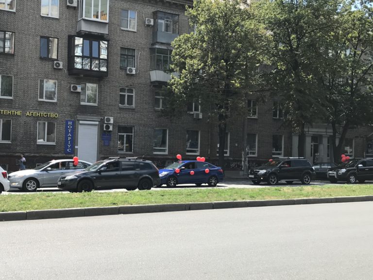 В Запорожье прошел автопробег с красными шарами