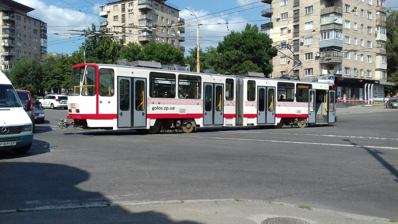 В Запорожье сошел с рельсов муниципальный трамвай (ФОТО)