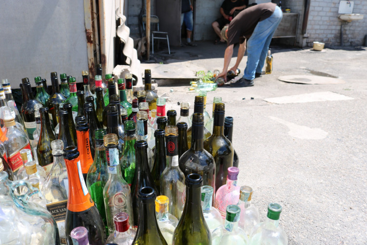 В Запорожье слили в канализацию пару сотен бутылок элитного алкоголя (ФОТО-ВИДЕО)