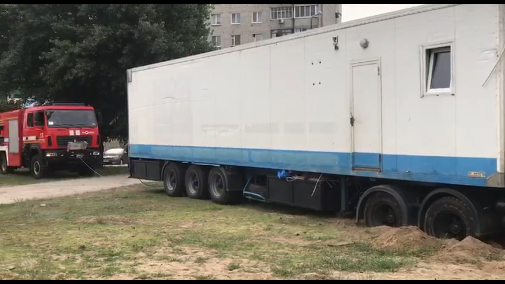 В Запорожской области два грузовика попали в песчаную ловушку (ФОТО)