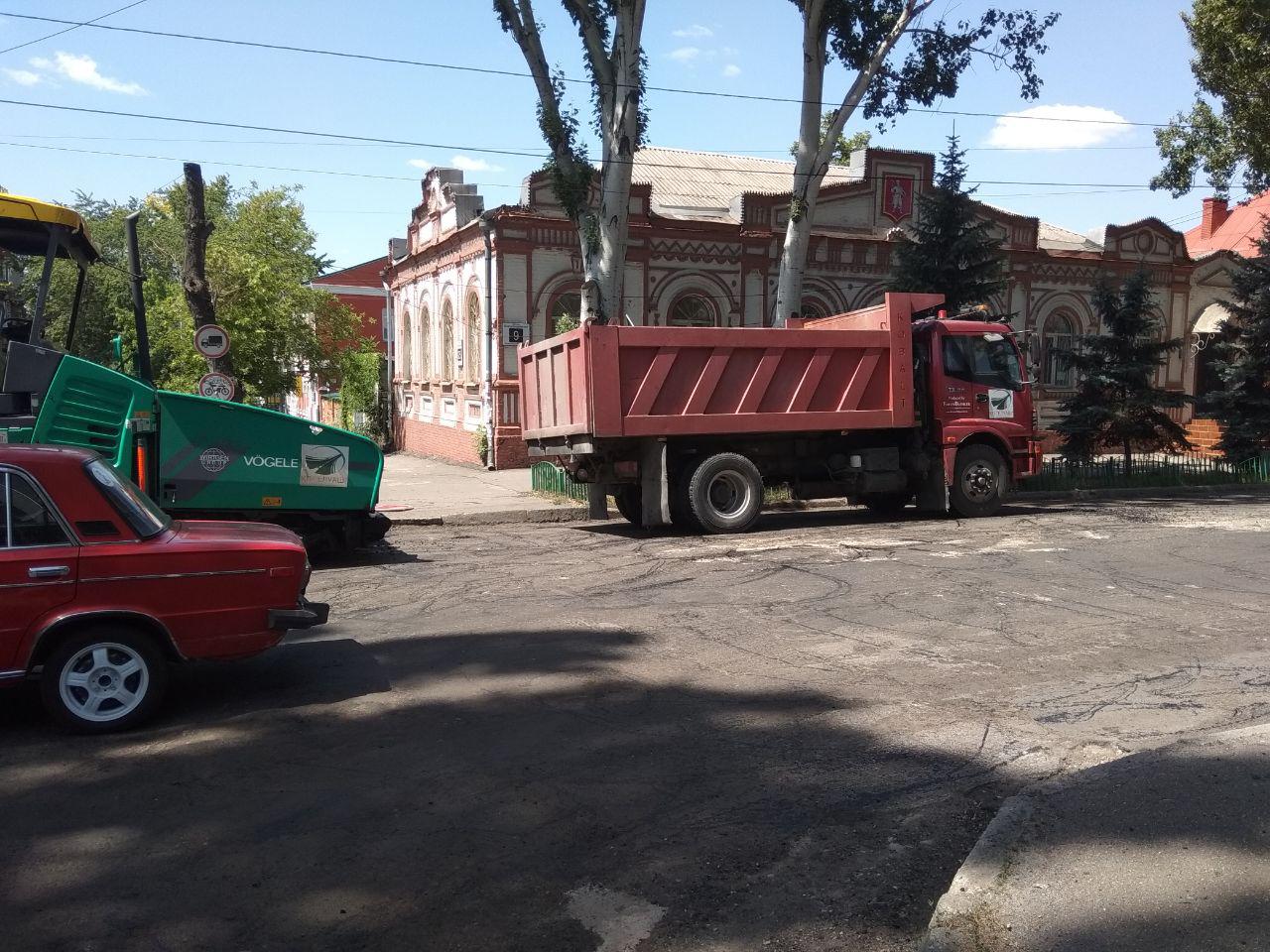 Бесконечный ремонт запорожских дорог: в Александровском районе нарушают правила и водители, и подрядчики (ФОТО)