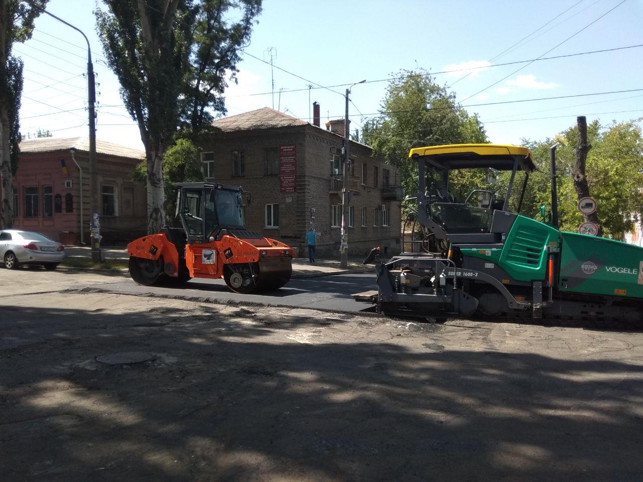 Бесконечный ремонт запорожских дорог: в Александровском районе нарушают правила и водители, и подрядчики (ФОТО)