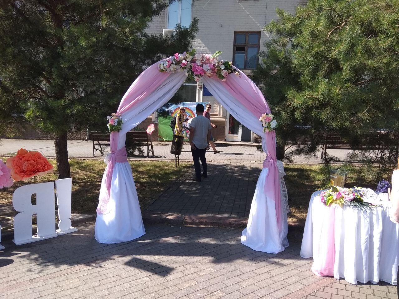 Ко дню семьи в Запорожье необычно женили пары (ФОТО)