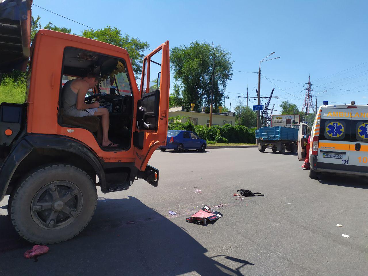 ДТП с летальным исходом в Запорожье: "КамАЗ" сбил человека (ФОТО)