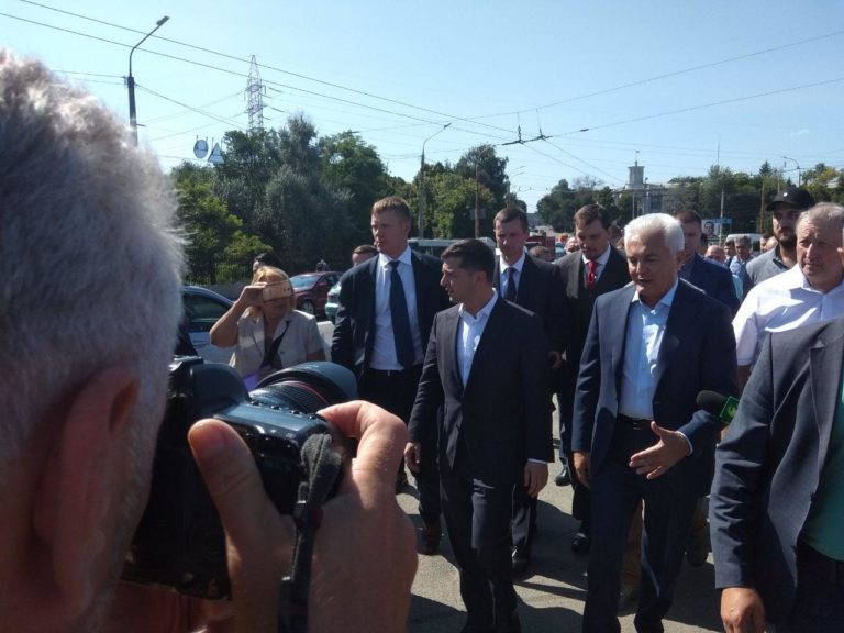 Упрёки, споры и тотальный резонанс: чем запомнился запорожцам визит Владимира Зеленского (ФОТО)