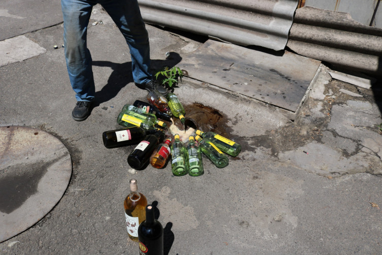 В Запорожье слили в канализацию пару сотен бутылок элитного алкоголя (ФОТО-ВИДЕО)