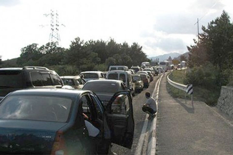 Накануне длинных выходных на на трассе «Харьков-Симферополь» большая пробка (ФОТО)