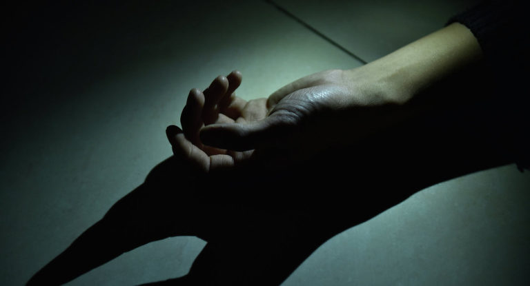 В Запорожской области у подъезда жилого дома на лавочке сидел мёртвый мужчина (ФОТО)