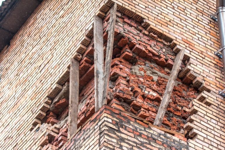 Дом трещит по швам: в Запорожье люди жалуются на равнодушие руководящей компании (ФОТО)