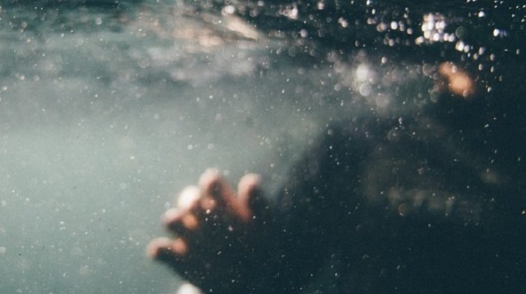 Азовское море вынесло на побережье курортного города утопленника